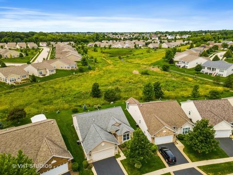 2852 Edgewater Dr, Elgin, IL 60124 photo 4