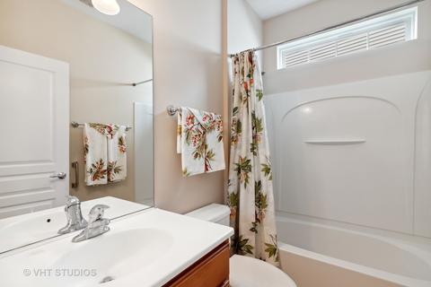 2852 Edgewater Dr, Elgin, IL 60124 photo 7