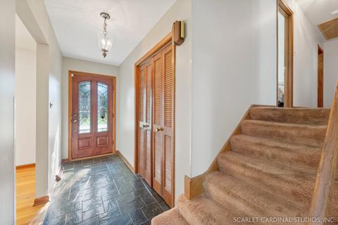 2 S372 Seneca Dr, Wheaton, IL 60189 photo 3