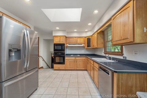 2 S372 Seneca Dr, Wheaton, IL 60189 photo 8