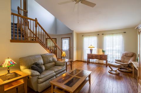 360 Brittany Trl, Elgin, IL 60120 photo 2