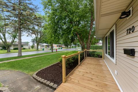 720 S Merle Ln, Wheeling, IL 60090 photo 2