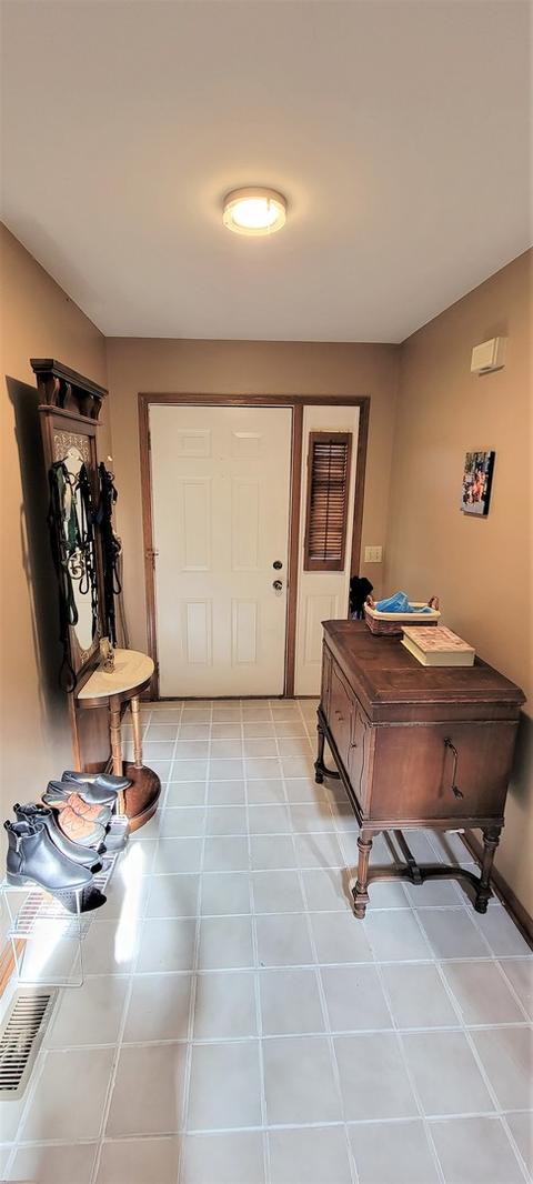 969 Ascot Dr, Elgin, IL 60123 photo 3