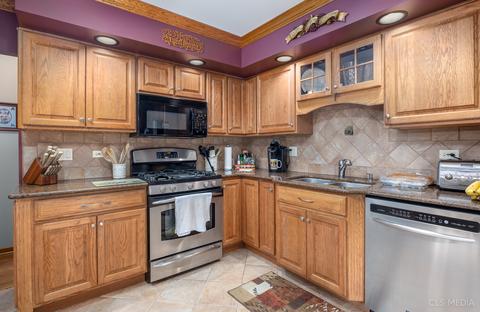 861 Kingston Ln, Bartlett, IL 60103 photo 11