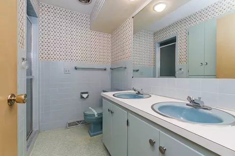 Bath - 3 Moore Rd, Bloomington, IL 61701 photo 6 of 6