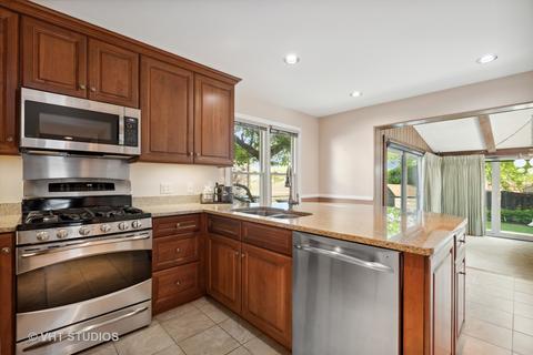 529 Tracy Ter, Des Plaines, IL 60016 photo 4