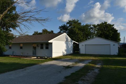 503 Eastern Dr, Gridley, IL 61744 photo 2