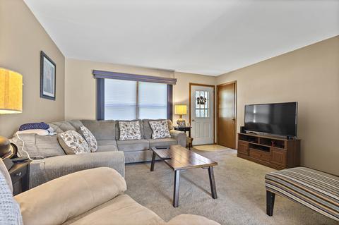4821 Prairie Ave, Mchenry, IL 60050 photo 2