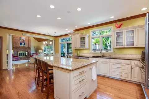 1530 Falcon Dr, Wheaton, IL 60187 photo 9
