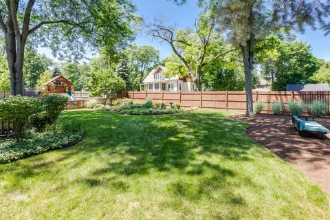 1530 Falcon Dr, Wheaton, IL 60187 photo 4