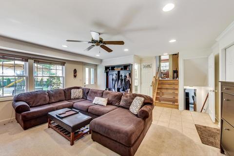 1918 E Pawnee Ln, Mount Prospect, IL 60056 photo 9