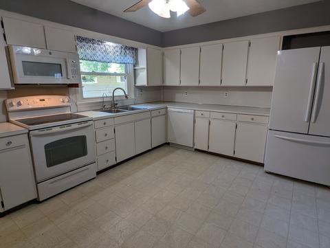 1446 S Demeter Dr, Freeport, IL 61032 photo 6
