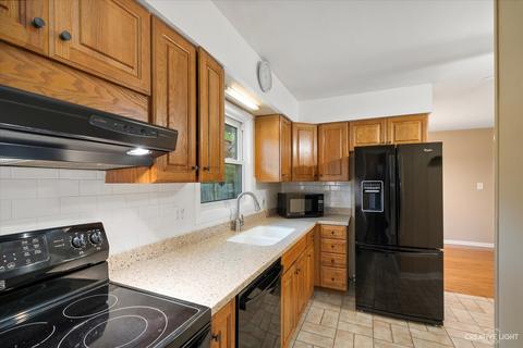 1661 Bartson Ln, Aurora, IL 60505 photo 8