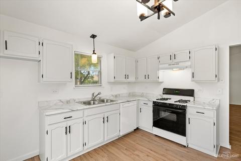 900 Fieldside Ln, Aurora, IL 60504 photo 8