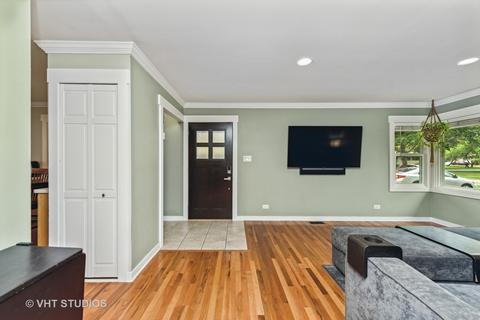 2009 Martin Ln, Rolling Meadows, IL 60008 photo 2