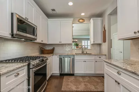 2866 Edgewater Dr, Elgin, IL 60124 photo 5