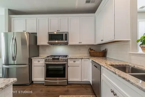 2866 Edgewater Dr, Elgin, IL 60124 photo 4