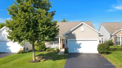 2866 Edgewater Dr, Elgin, IL 60124 photo 2