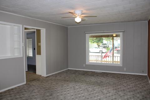 709 E Washington St, Clinton, IL 61727 photo 10