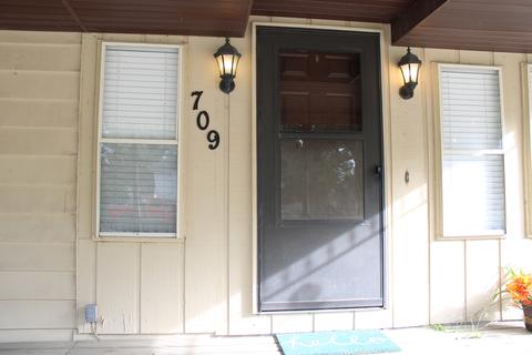 709 E Washington St, Clinton, IL 61727 photo 3
