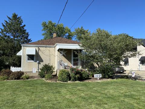 2221 10th St, Peru, IL 61354 photo 1
