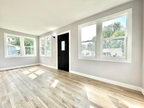 670 Cooper Ave, Elgin, IL 60120 photo 2