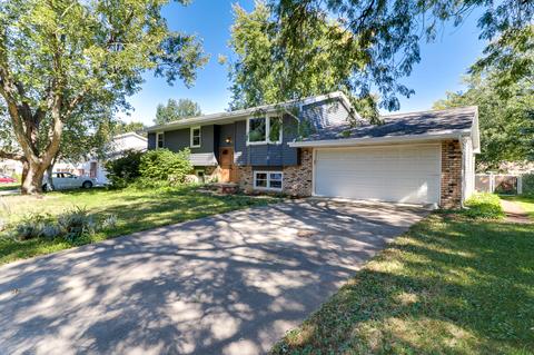 112 Camelot Dr, Bloomington, IL 61704 photo 2