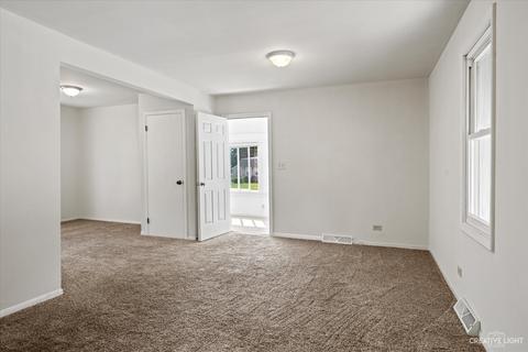 682 Ludlow Ave, Elgin, IL 60120 photo 5