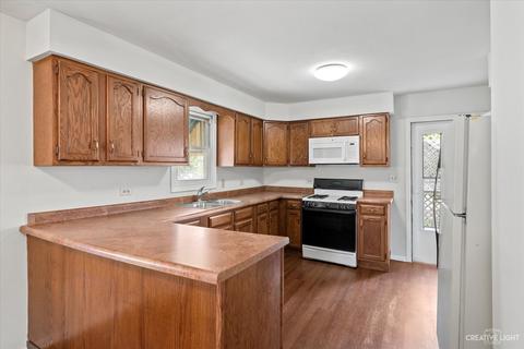 682 Ludlow Ave, Elgin, IL 60120 photo 6