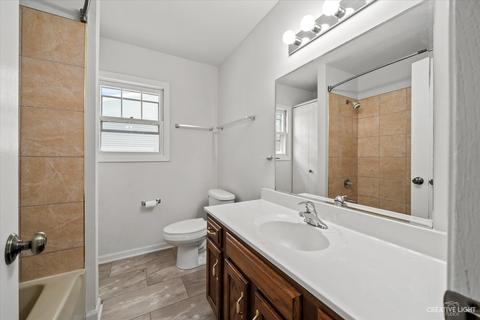 682 Ludlow Ave, Elgin, IL 60120 photo 9