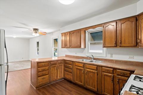 682 Ludlow Ave, Elgin, IL 60120 photo 7