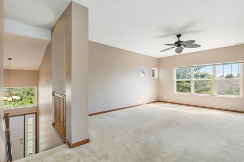 1053 Delta Dr, Elgin, IL 60123 photo 4