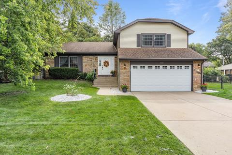 715 Chestnut Ct, Algonquin, IL 60102 photo 1