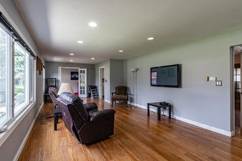 725 Cumberland St, Hoffman Estates, IL 60169 photo 3