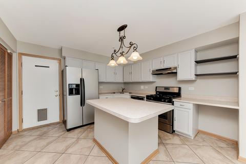 2501 Dickens Dr, Aurora, IL 60503 photo 5