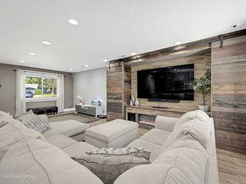 205 Illinois Blvd, Hoffman Estates, IL 60169 photo 7