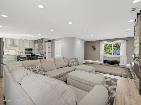 205 Illinois Blvd, Hoffman Estates, IL 60169 photo 8