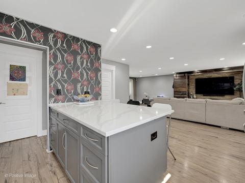 205 Illinois Blvd, Hoffman Estates, IL 60169 photo 12