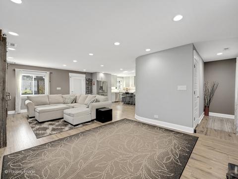 205 Illinois Blvd, Hoffman Estates, IL 60169 photo 4