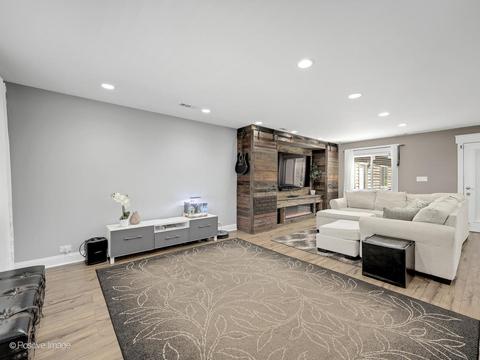 205 Illinois Blvd, Hoffman Estates, IL 60169 photo 5