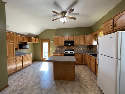 310 E Griggs St, Mansfield, IL 61854 photo 2