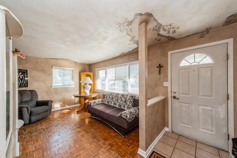 831 Valley Stream Dr #A, Wheeling, IL 60090 photo 2