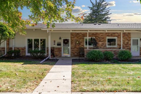 2205 Benjamin Ln #4, Bloomington, IL 61701 photo 1