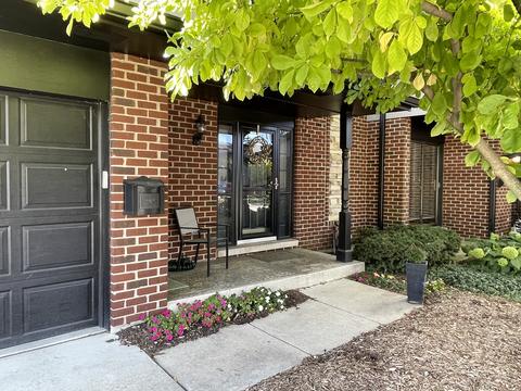 1250 Folkstone Ct, Wheaton, IL 60189 photo 4