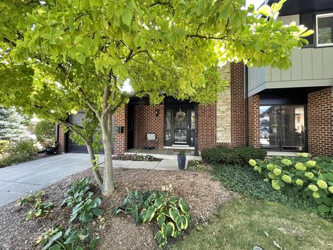1250 Folkstone Ct, Wheaton, IL 60189 photo 3