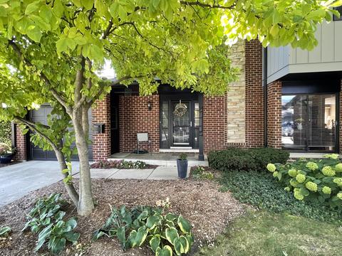 1250 Folkstone Ct, Wheaton, IL 60189 photo 2