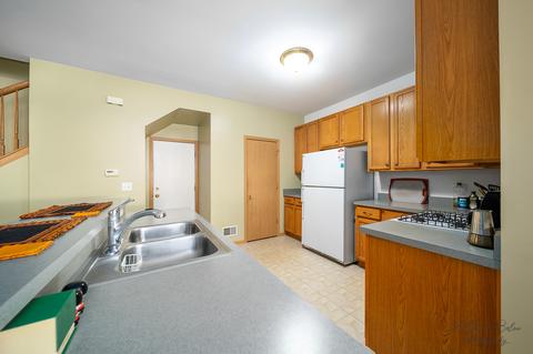 2472 Evergreen Cir, Mchenry, IL 60050 photo 4