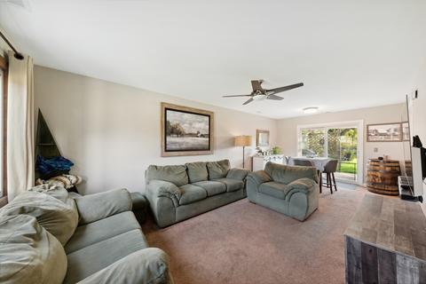 453 Pacific Ct, Wheeling, IL 60090 photo 2