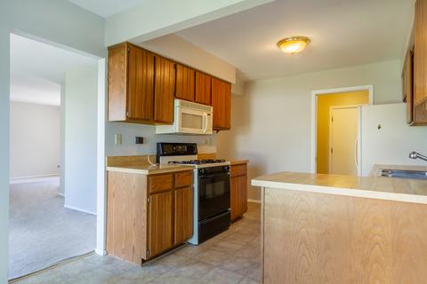 691 London Sq, Hoffman Estates, IL 60169 photo 8