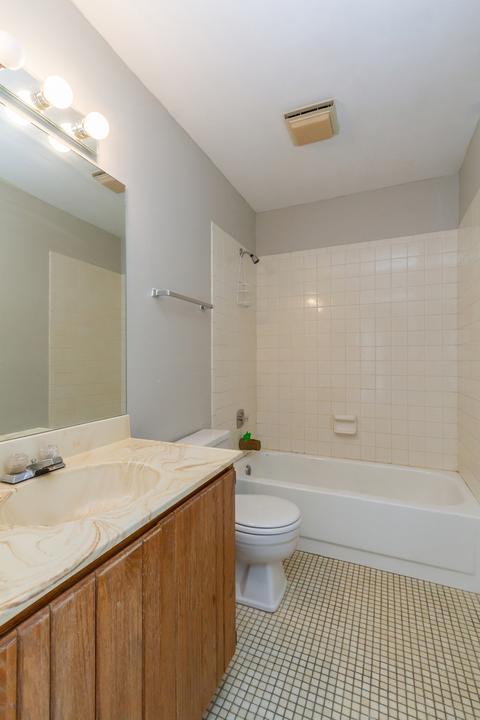 691 London Sq, Hoffman Estates, IL 60169 photo 17